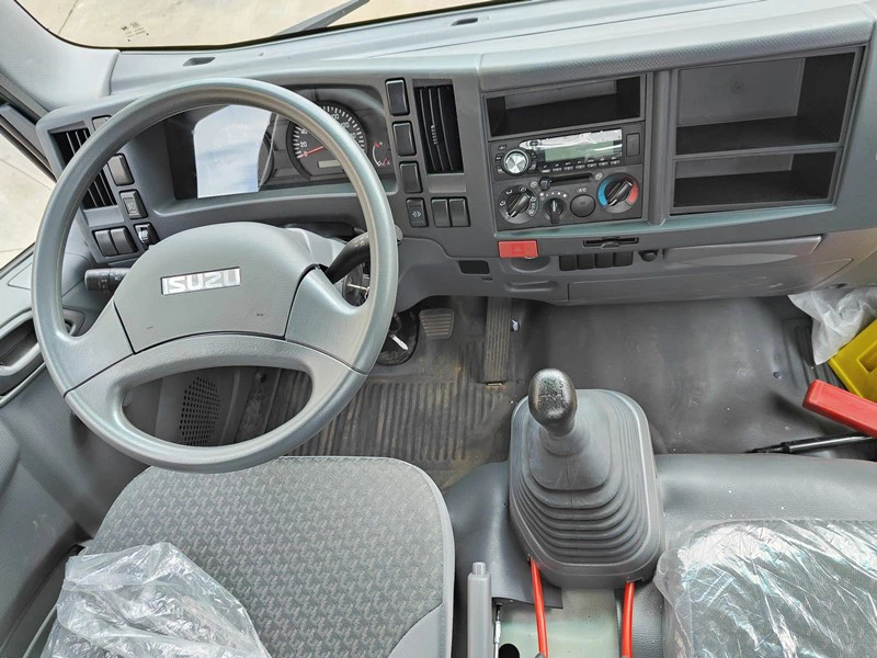 Japan ISUZU NPR truck cabinet Japan ISUZU NPR truck cabinet