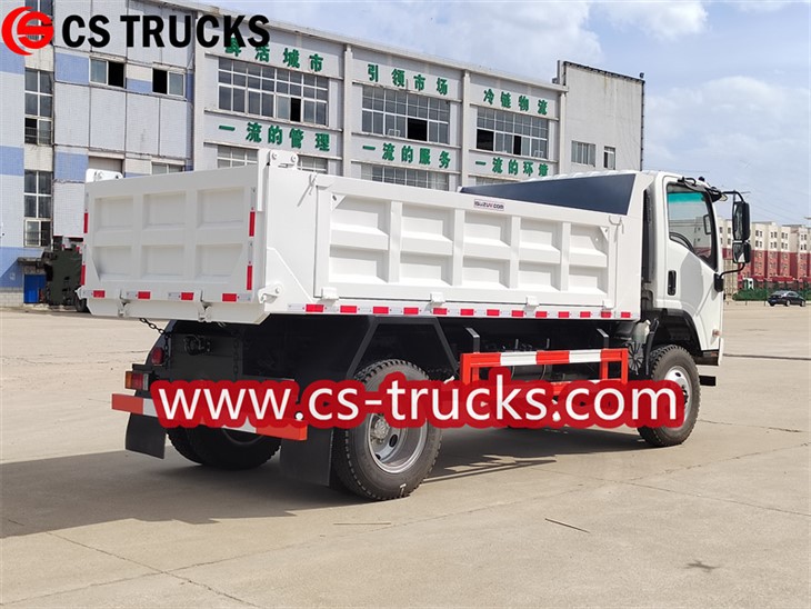 Isuzu off-road garbage dump truck