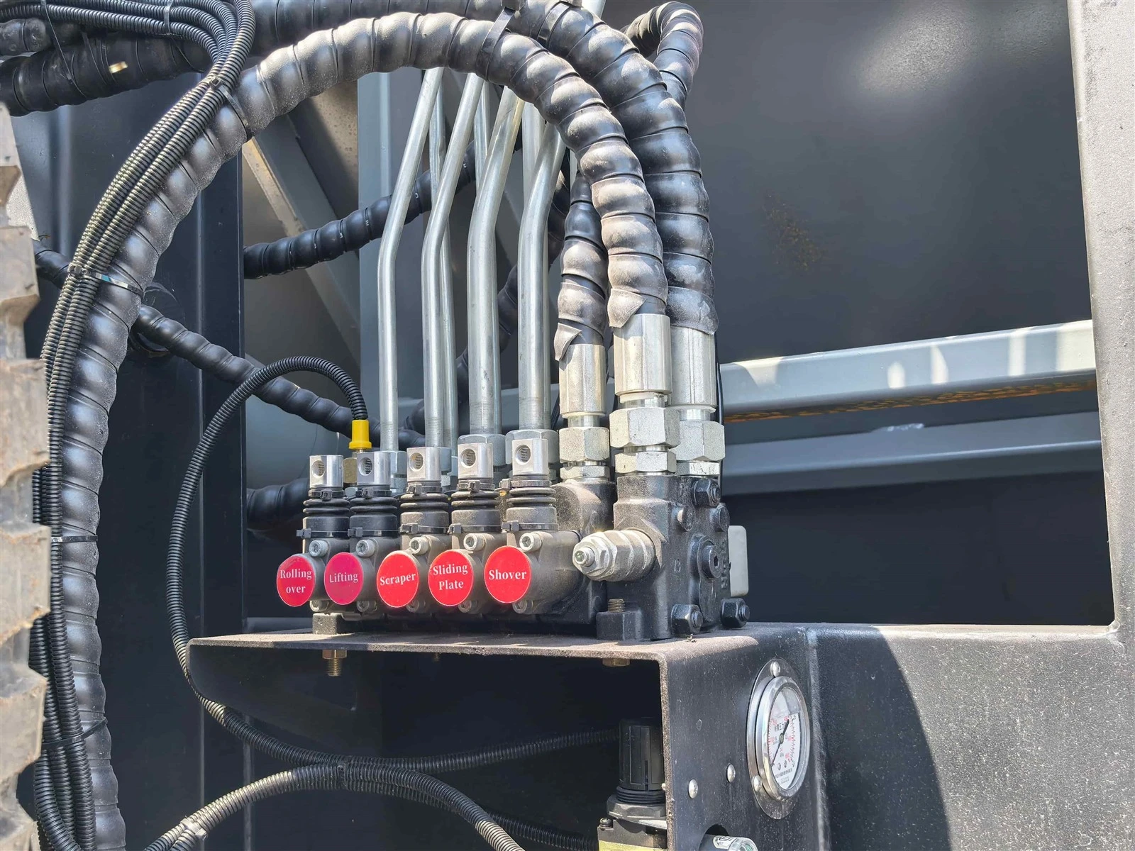 HOWO 4×2 trash compactor truck for sale