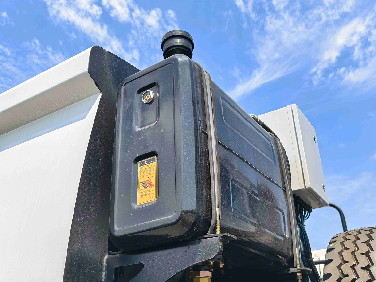 Hydraulic oil tank